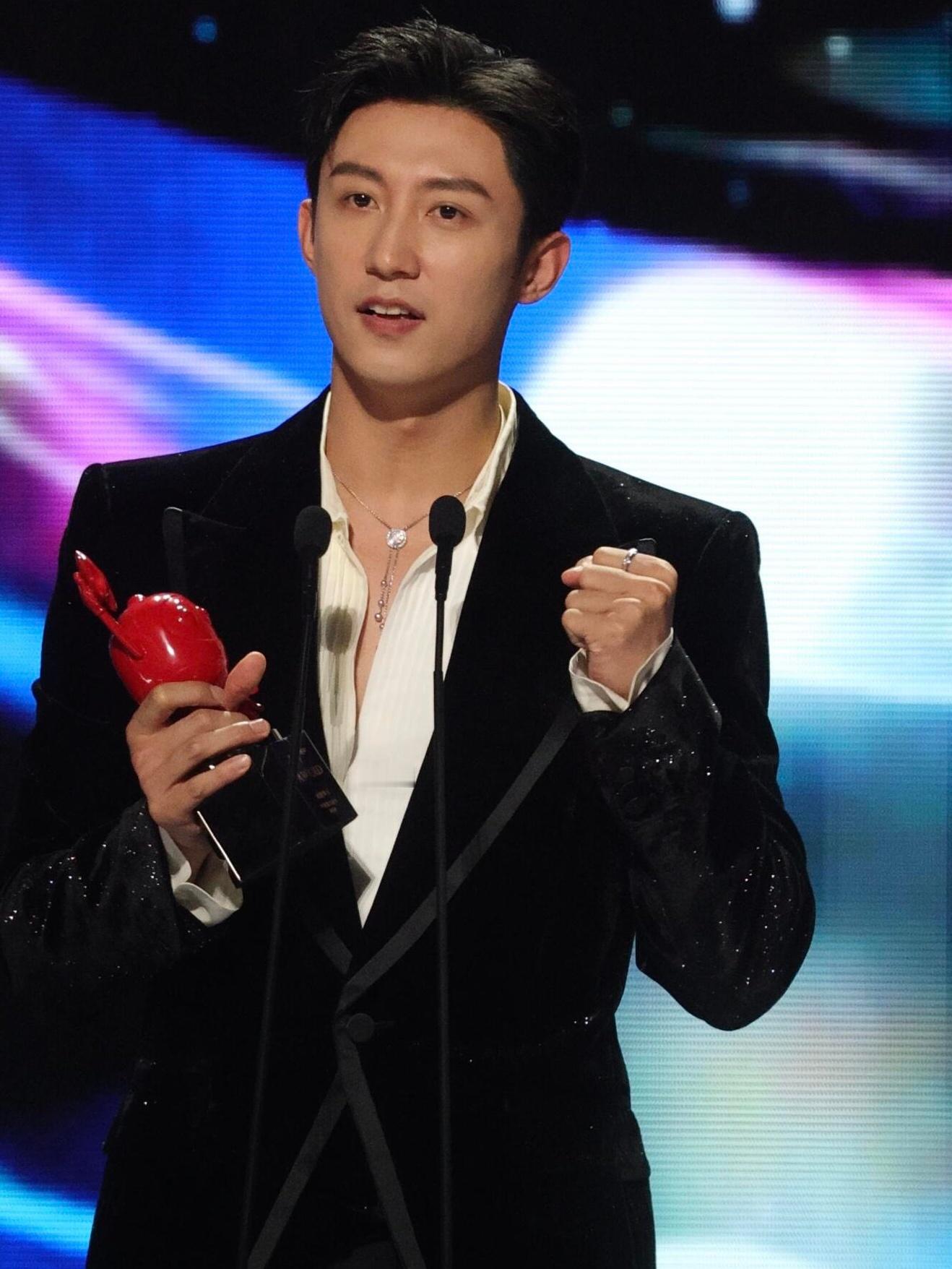 啊啊啊黄景瑜年度魅力演员！！哈哈哈哈哈，黄景瑜获奖感言直接贴脸制片方催清清存货