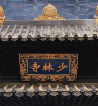 少林寺又出幺蛾子？？？暴雨倾盆而下时，游客们挤在少林寺狭窄的屋檐下，