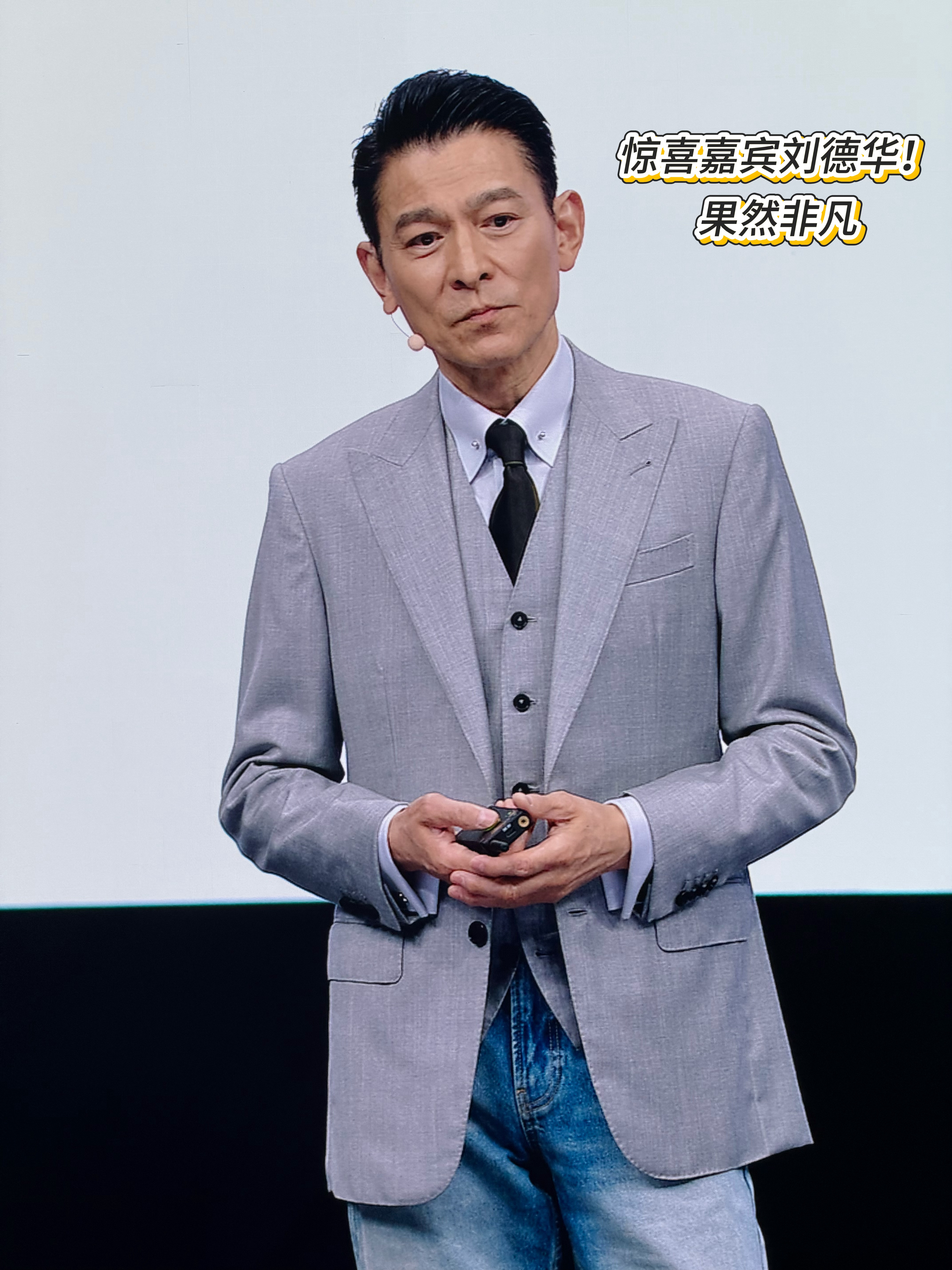 摸到刚刚发布的华为MateXT2了！这次华为把它叫做“展翼三折叠”。现场