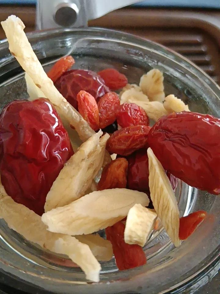 中医给的方子，天冷煮茶，外面阴天，室内有点冷，开暖风，喝茶，看郑老送的书——卜之