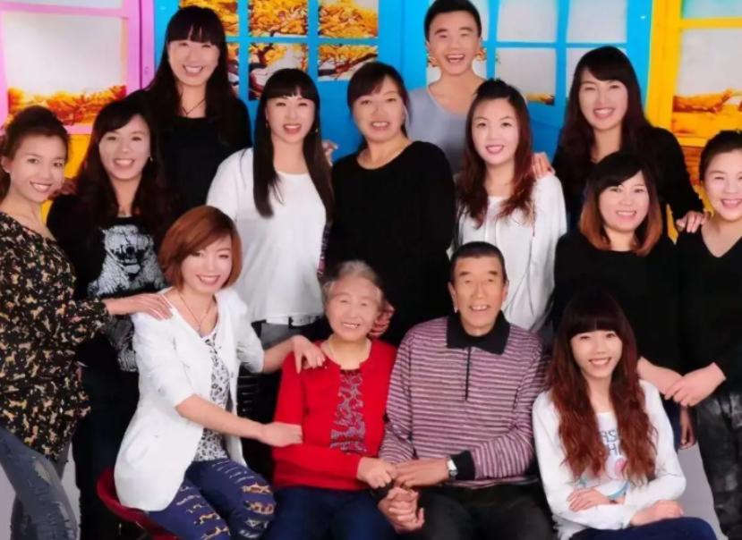 山西一对夫妻，生了11胎全是女儿，丈夫眼看妻子生不出儿子，无奈决定放弃，谁料，1