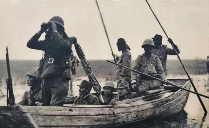1944年，游击队因叛徒告密，躲进芦苇荡里啃了一个月芦苇，出来后却看到一名吃得白