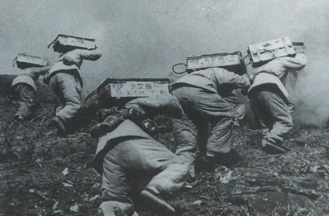 1950年，志愿军缴获了3000条毛毯，89师政委王直，却下令全部剪碎，战士们不