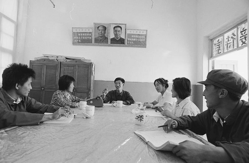 乡镇中心校，该退出历史舞台了。一个乡镇只剩一两所学校，上面却还压着一套中心校