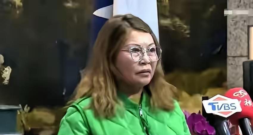郑丽文这回真被问住了！街头被台湾女生怼得哑口无言：当年日本占台湾问过百姓吗？港澳