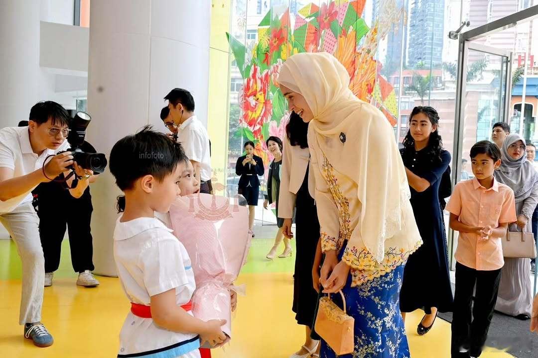 文莱王室🇧🇳🇨🇳5月14日，莎拉王储妃和三个孩子慕妮拉公主、穆罕默德王