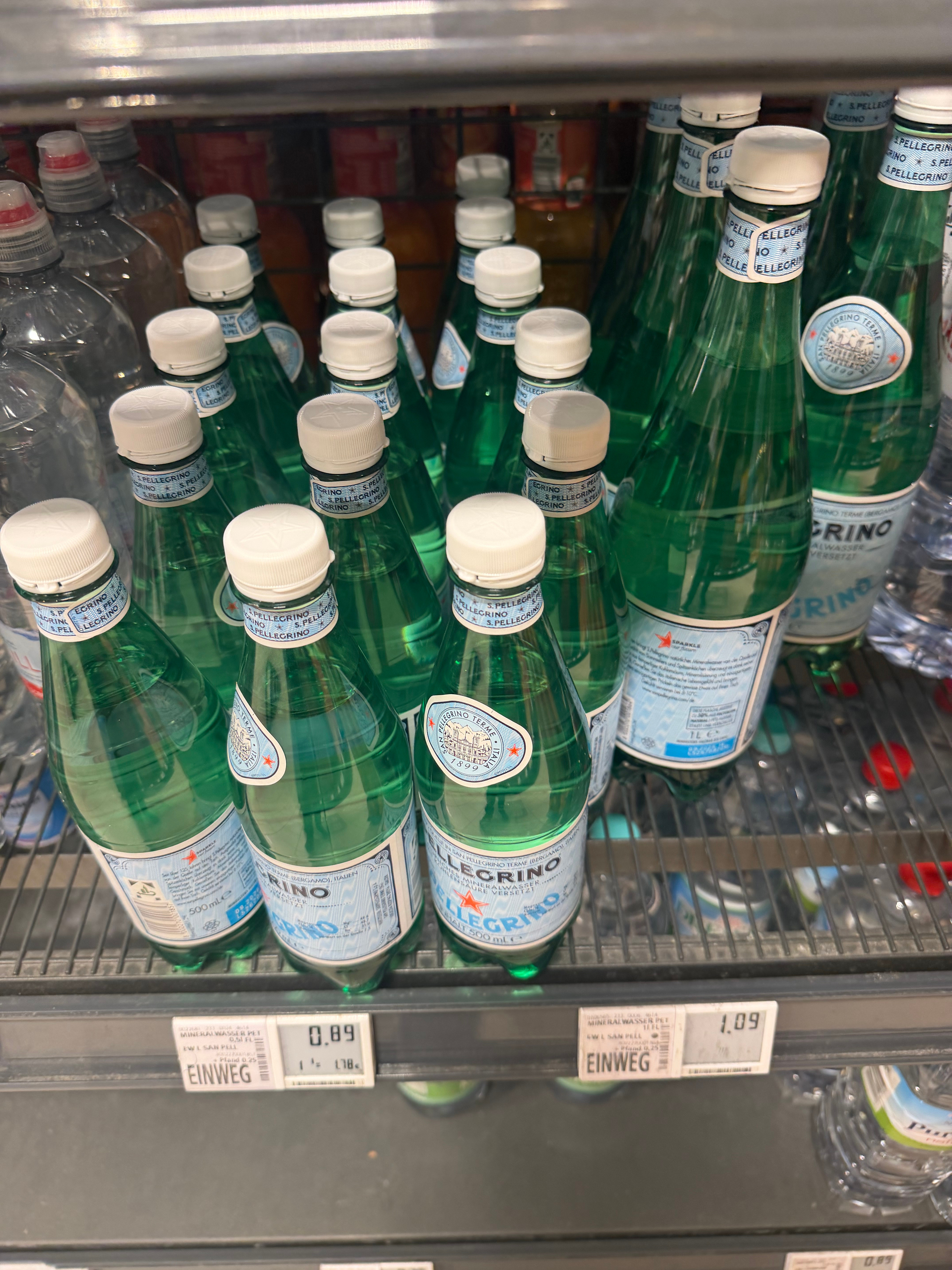 这一天天的太无聊了，晚上超市买点吃的，圣培露和依云是这里最low比的，比可乐还便