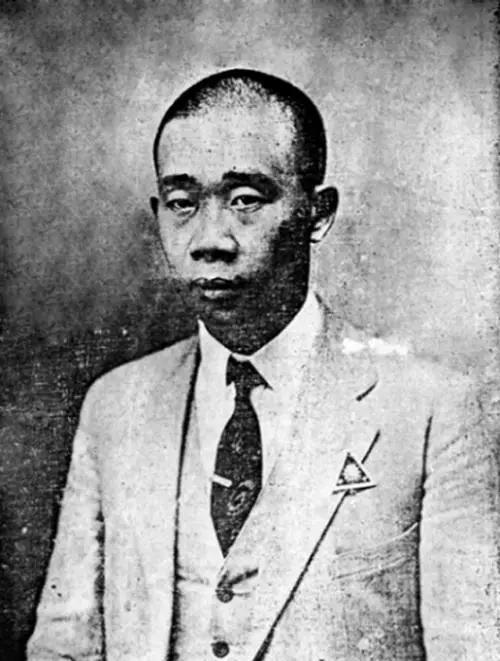 1926年，周西成将王家烈罢了官后，不少人跑到王家烈的家中安慰他，劝他到周西成那