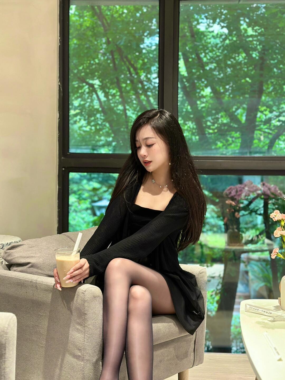 悠闲午后，都市丽人风穿搭，咖啡与绿植相伴，静享美好时光。穿搭性感好身材性感女