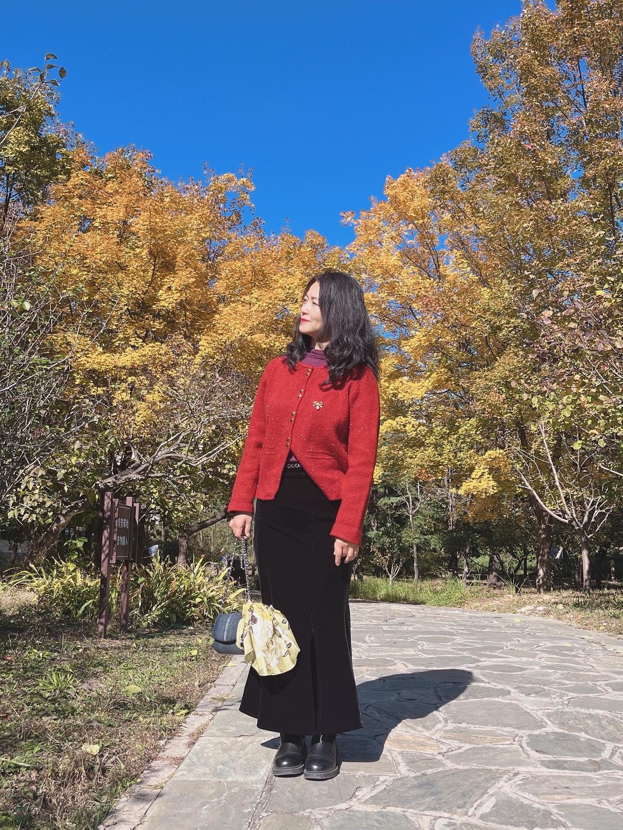 以简单的心，走自己的路，看自己的风景，过自己的生活，不羡慕，不嫉妒，不攀比，不强