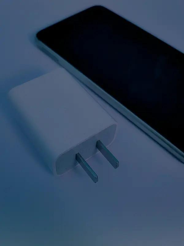 手机充电器用后不及时拔掉，这习惯可太不安全了。我之前有个邻居，充电器长期插在插座