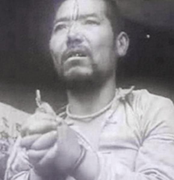 1951年，在便衣公安的观察下，山西省一个院内，一个妇人每天都端着一个尿盆出门倒