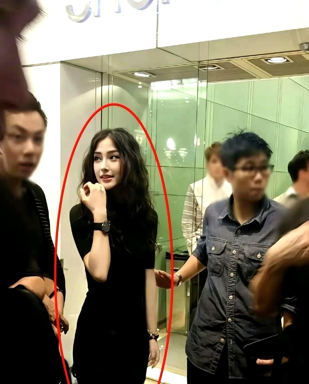 老天奶。。。突然就不理解黄晓明了！我翻出她早期的照片，在那个还没有滤镜和