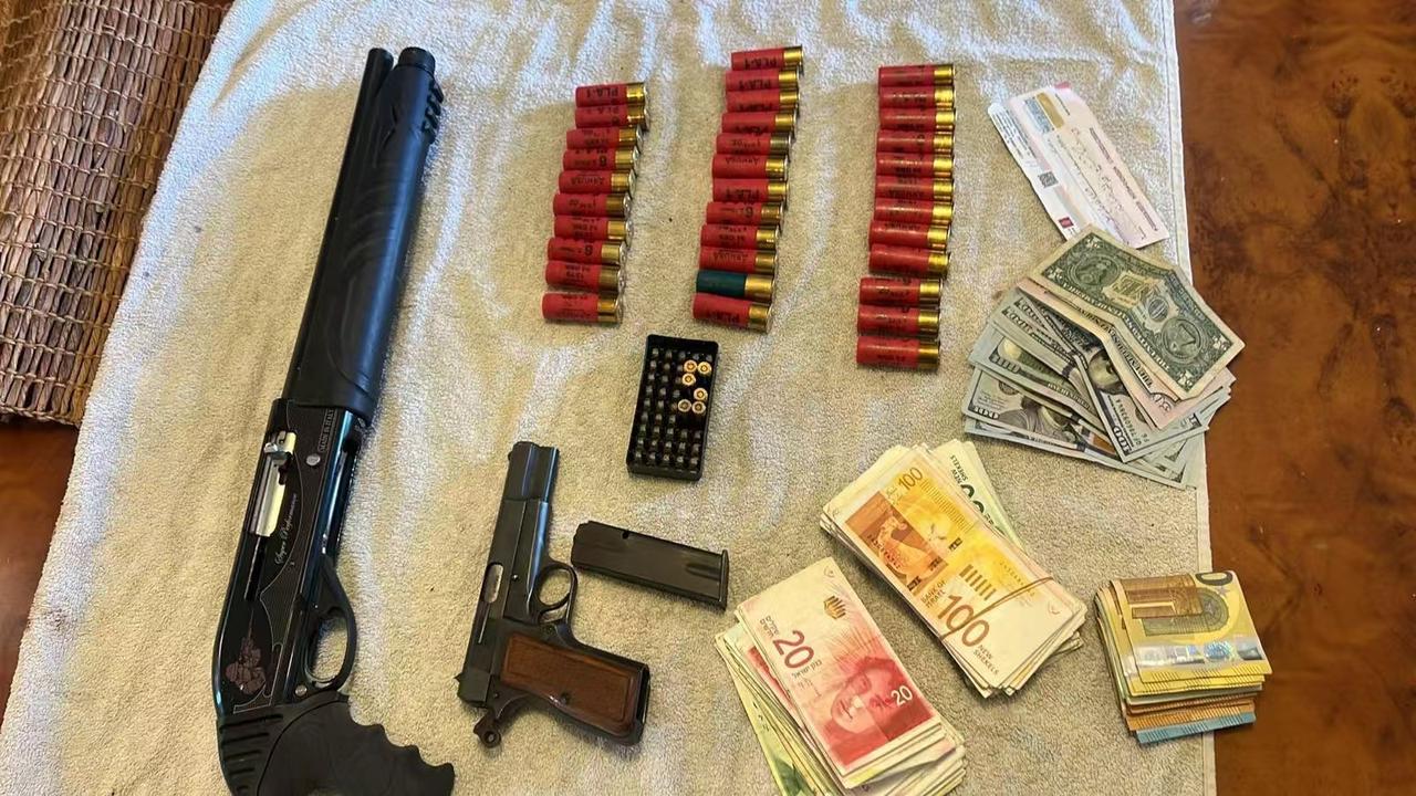 以色列大规模搜查，在伯利恒一家五金店等地方，发现缴获了240多支枪支。全是打城市