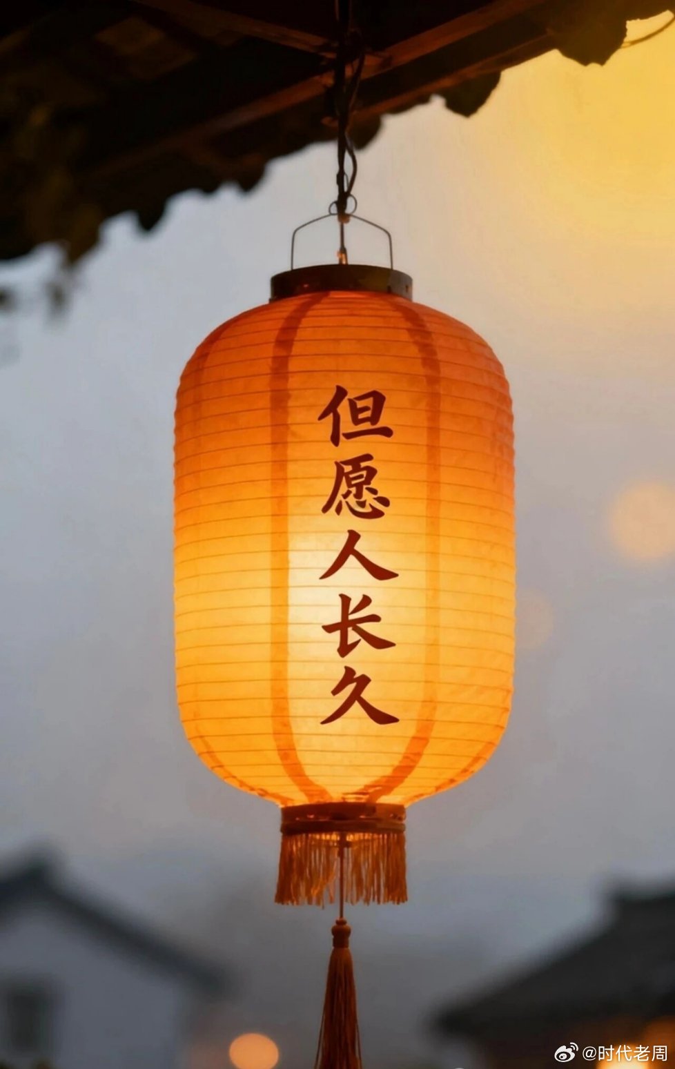 哲学家尼采曾说：“生活是一面镜子，我们努力追求的第一件事，就是从中辨认出自己。”