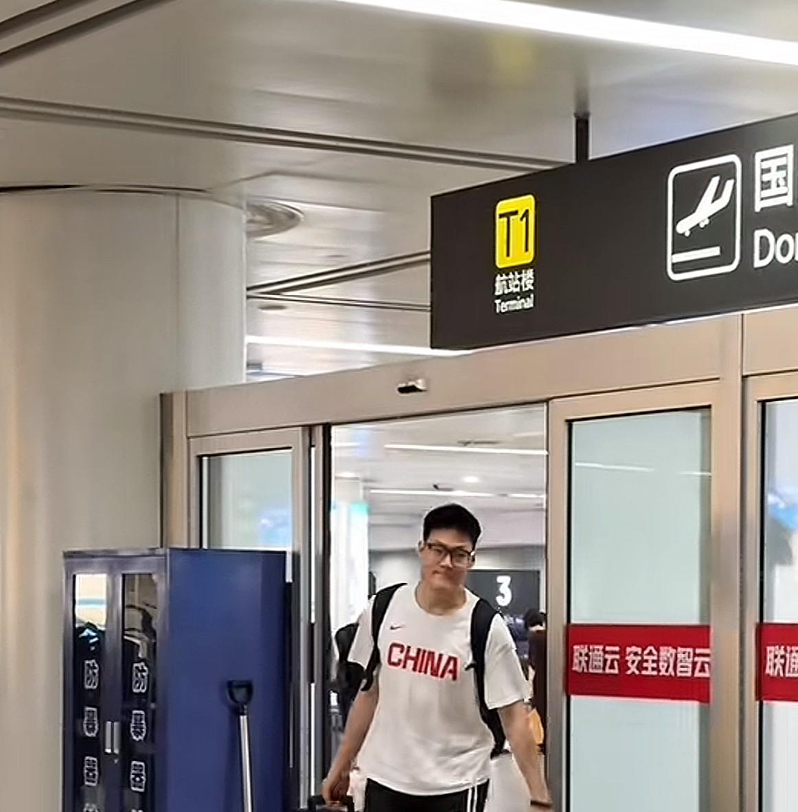 张宁提前回国，回来发现家散了，一切都得重新开始了人往高处走，水往低处流！有了更