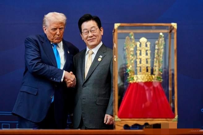 韩国和日本送给特朗普的礼物怪怪的！10月29日，韩国送给美国总统一顶从墓葬中发