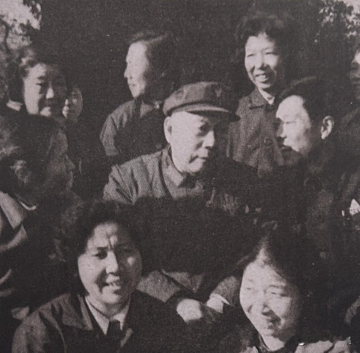 1983年11月，时任中共中央顾问委员会常务委员、中国人民解放军副总参谋长的伍修