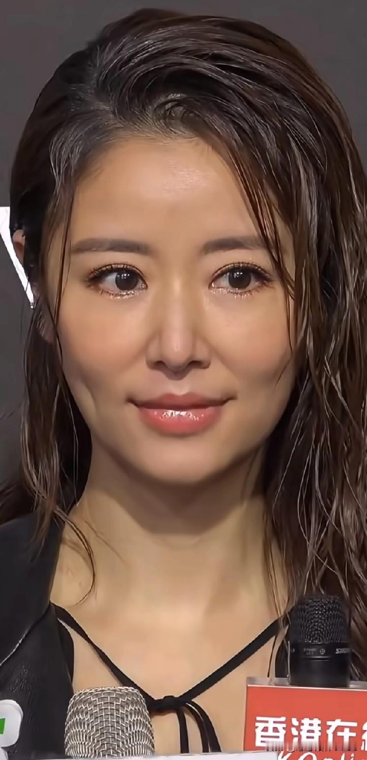 岁月对林心如真是格外温柔！如今她状态超好，泪沟眼袋都不见踪影，脸型也从当年