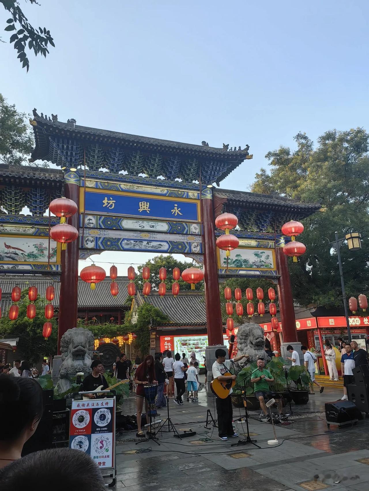 从广州来西安旅游发现他们这里的商店都基本不开空调，即便是开了的，温度也是相当高。