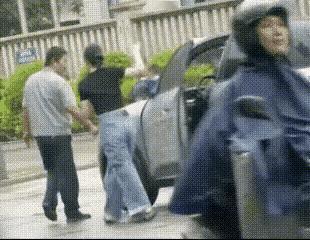 造物主是罪魁祸首！如果造物主给女人强壮的体魄，这个泼皮断然不敢下手这么重