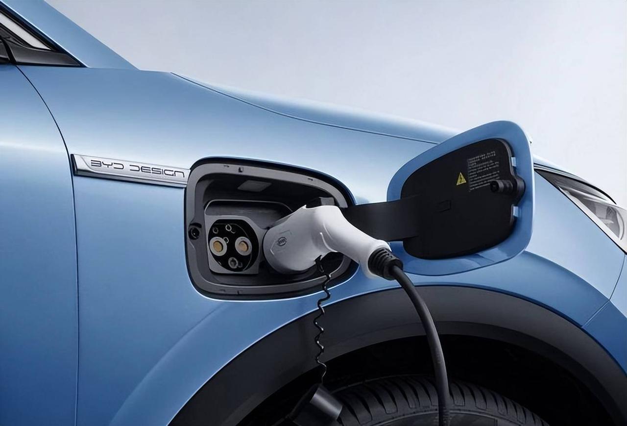 比亚迪的“闪充技术”不可怕！可怕的是，油车真的越来越没活路了5分钟从10%充到