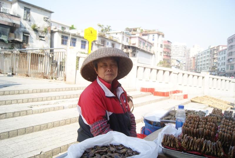 上海72岁的陈阿婆太惨了！每月退休金4000多，卡上也没多少存款，却被保险业务员