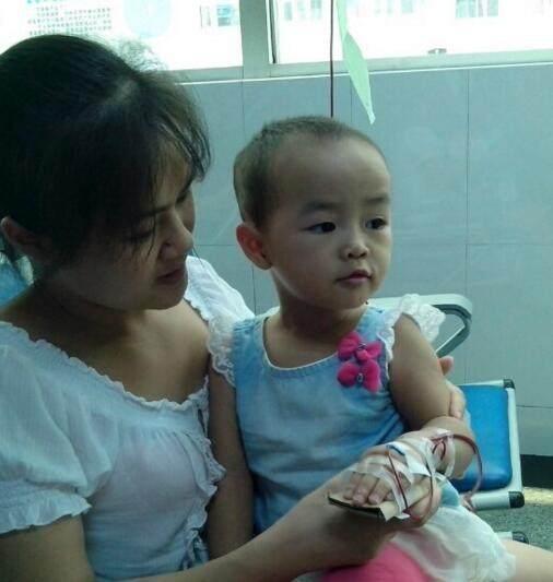爸爸一有空就带孩子来墓地玩, 生怕孩子离开后不适应新环境