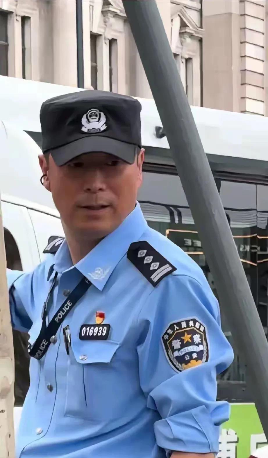 25式警服开始启用了，大家觉得怎么样？图片来自网络