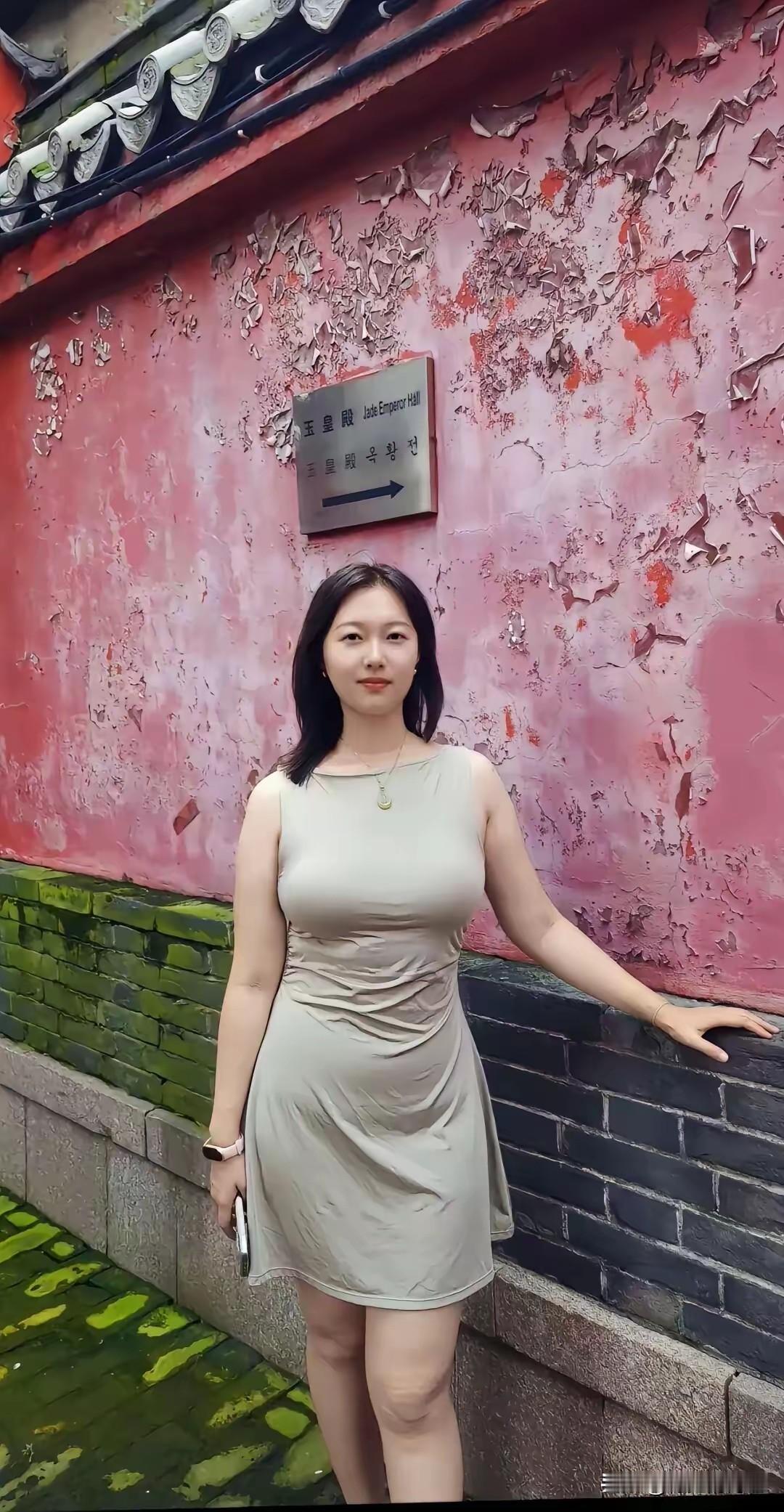 这个墙有一些年头了吧。