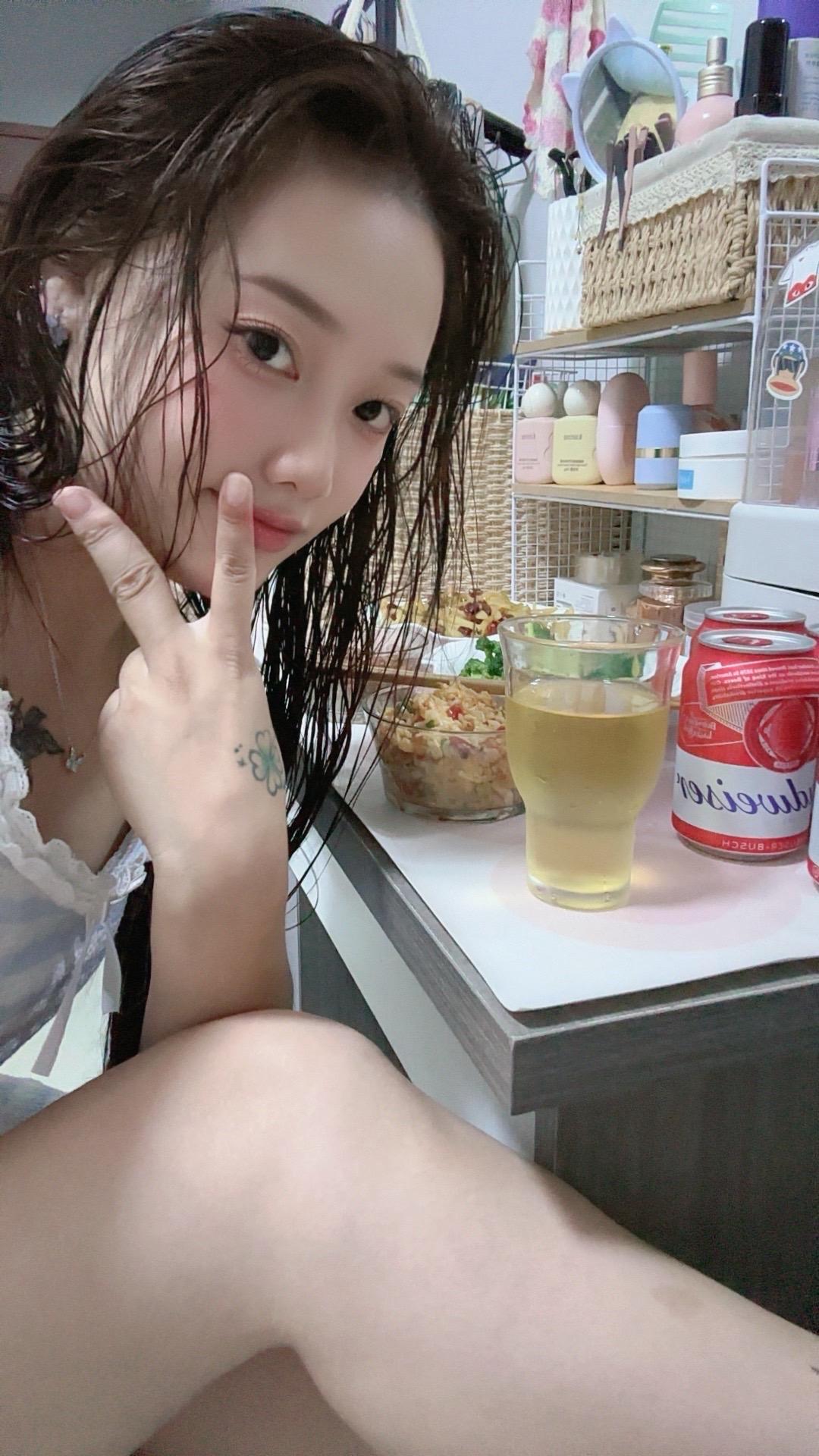 下班    做菜    宵夜   微醺   小啤酒🍺。
