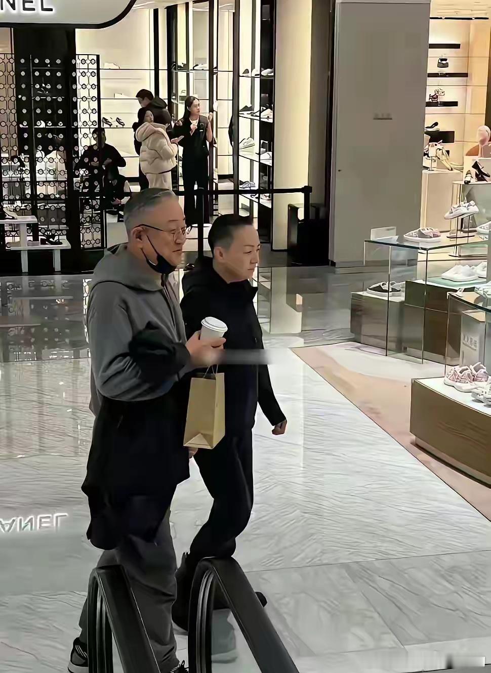 宋丹丹和富豪老公逛街，两人一个发型，不过宋丹丹皮肤是真好，两人于1997年相识仅