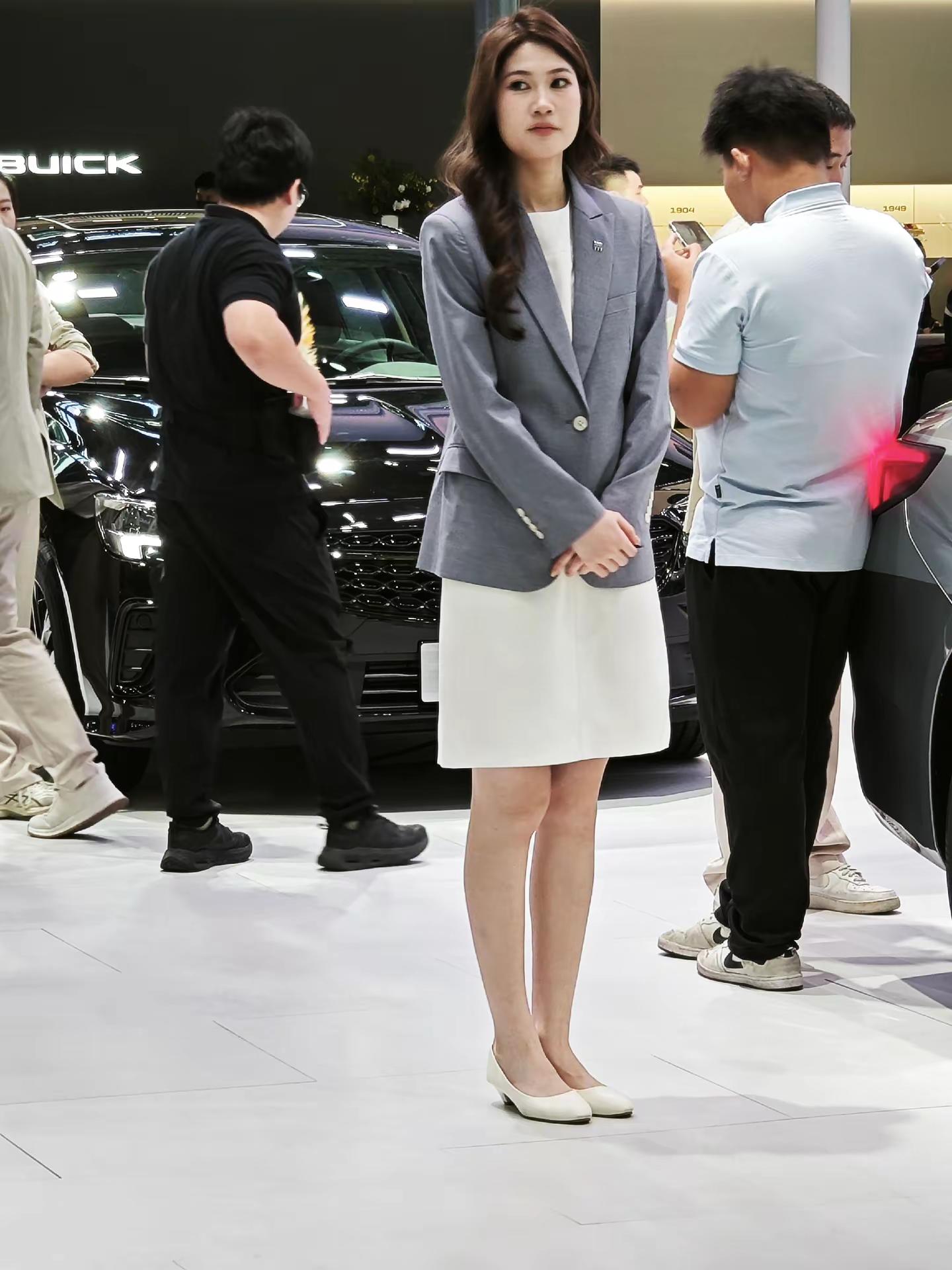 车展美女平底鞋给不了高跟鞋的骄傲案场客服汽车销售小姐姐<...