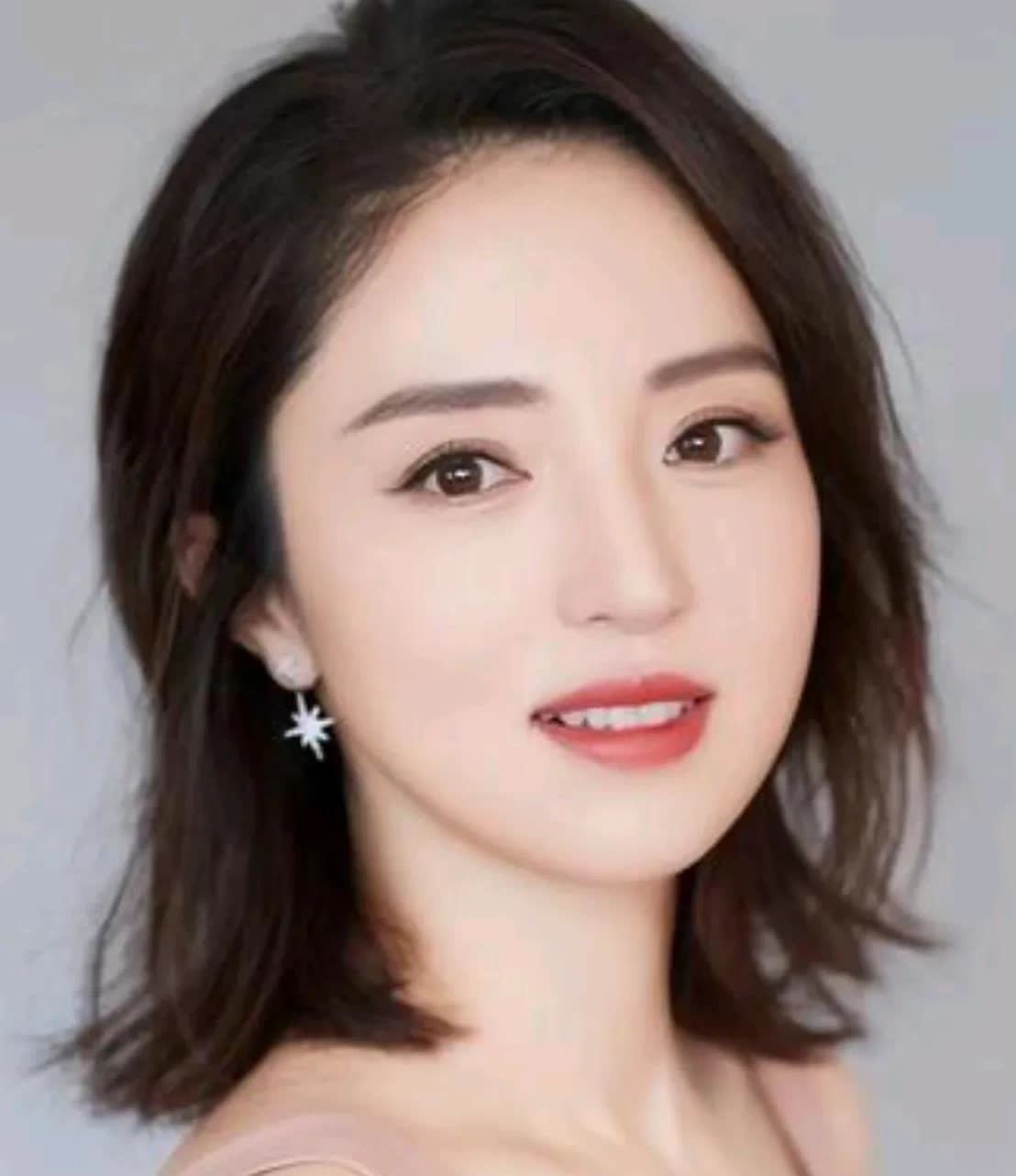 怪不得很多女明星到了适婚年龄不敢结婚了，董璇说出了真相。她说，明星结婚就