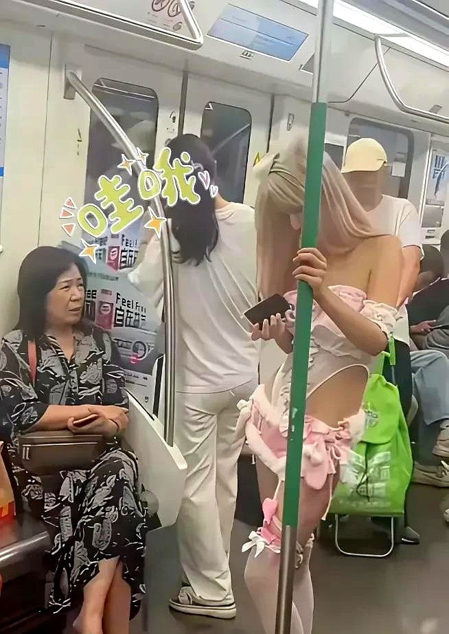 强烈建议，女孩子穿成这样出门，禁止乘坐公共交通！这是不是父母教育的缺失？
