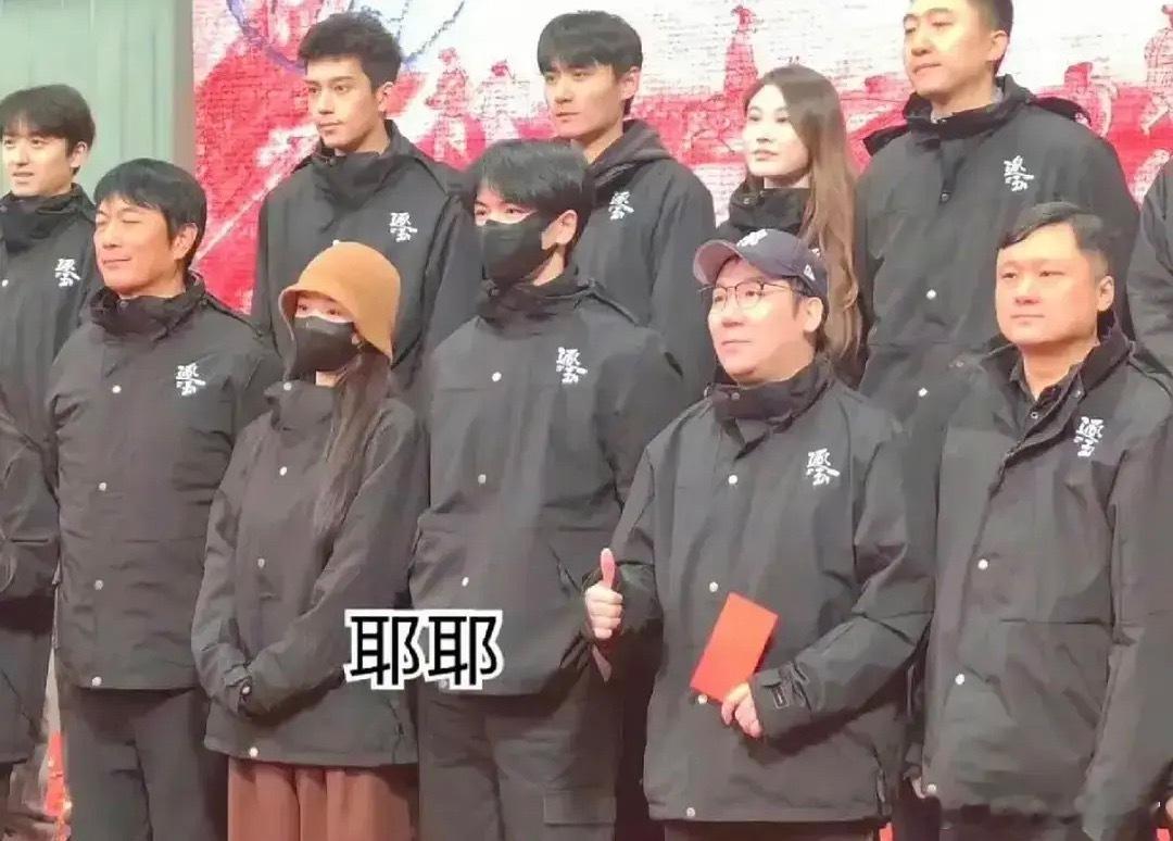 这怎么看着都不开心啊