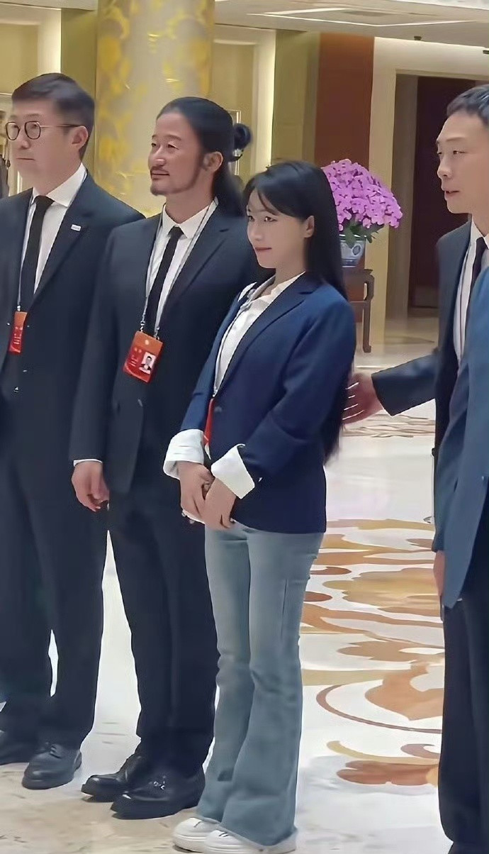 李子柒真厉害，凭自己的能力，一个老人带大的农村姑娘，能混到今天，相当厉害啊！