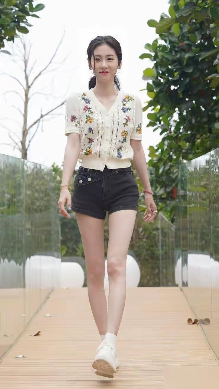 夏日清新穿搭，白色花衬衫搭配黑色短裤，轻松自在！🌞👗👗