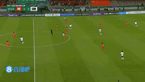 中国U23男足小将杨希的脚下技术真是太粗糙了！在正在进行的中国队和越南队的U23