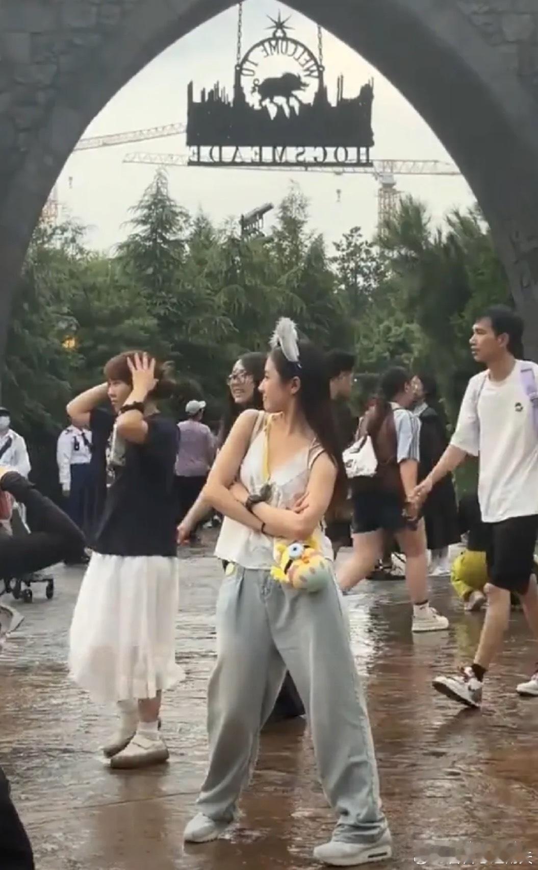 路人拍的李兰迪，看起来还好，没那么惊艳