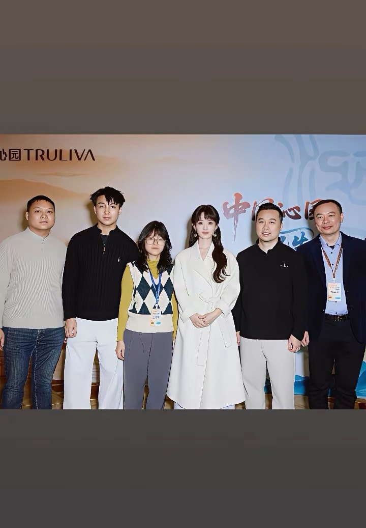 赵丽颖.单看也没什么，可跟人多在一起合照，她的脸好小，眼睛好大，很美。