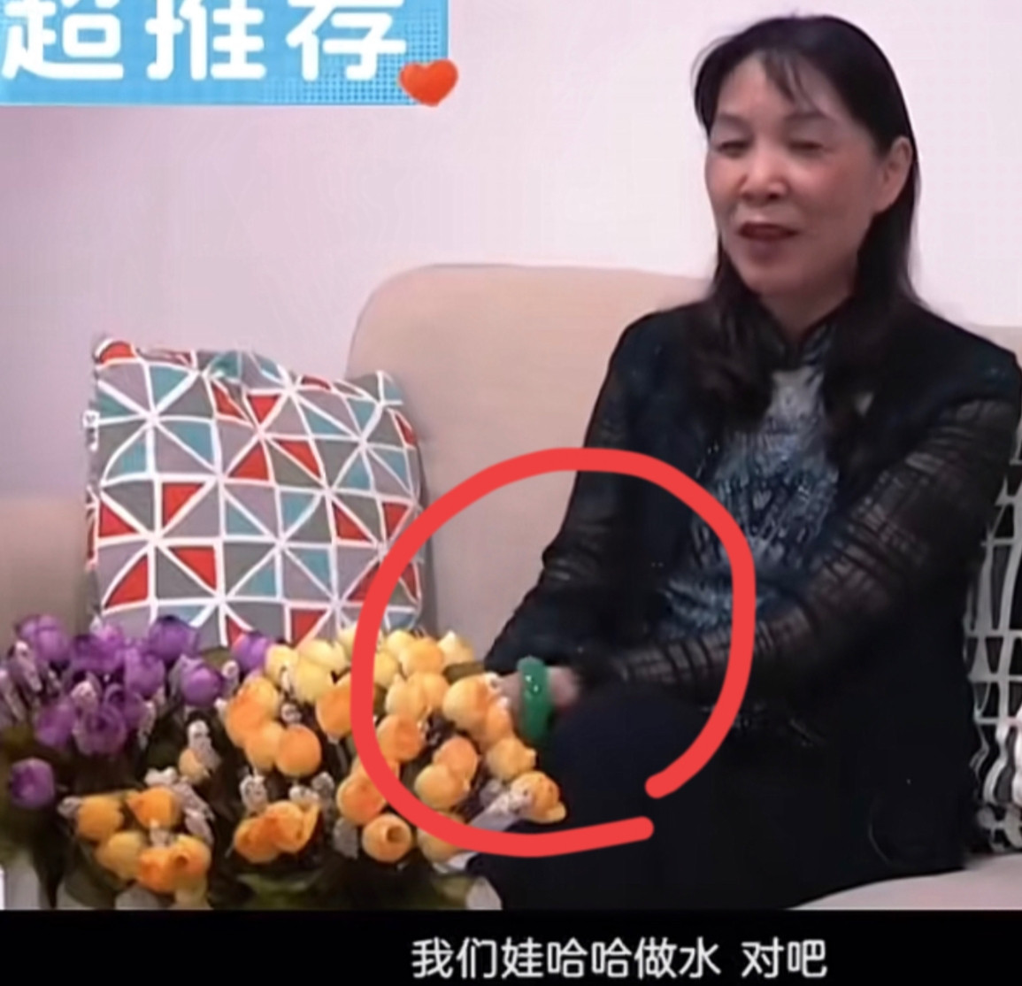 杜建英的手镯，不是开玩笑的，这个清透的祖母绿大轮胎手镯太耀眼了，又大又厚还没