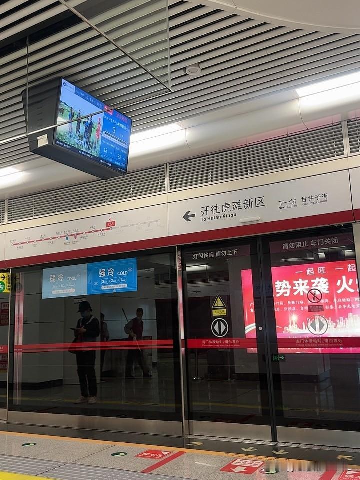 我今年61岁，住在大连市的老甘井子，我的女儿37岁，是一名舞蹈老师，她没有结