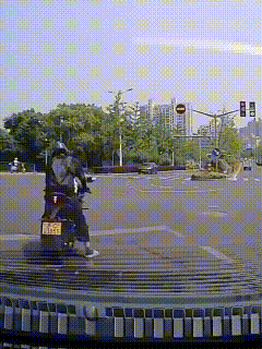 这不是巧了么，小伙子比窦娥还冤1000000倍。网友6月30日发布的一段交通安