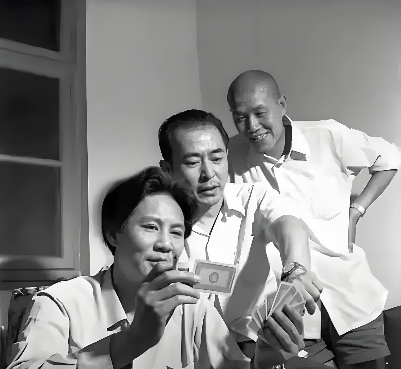 #老照片#1981年，三位著名特型演员，在拍戏间隙，聚在一起的精彩瞬间。前排