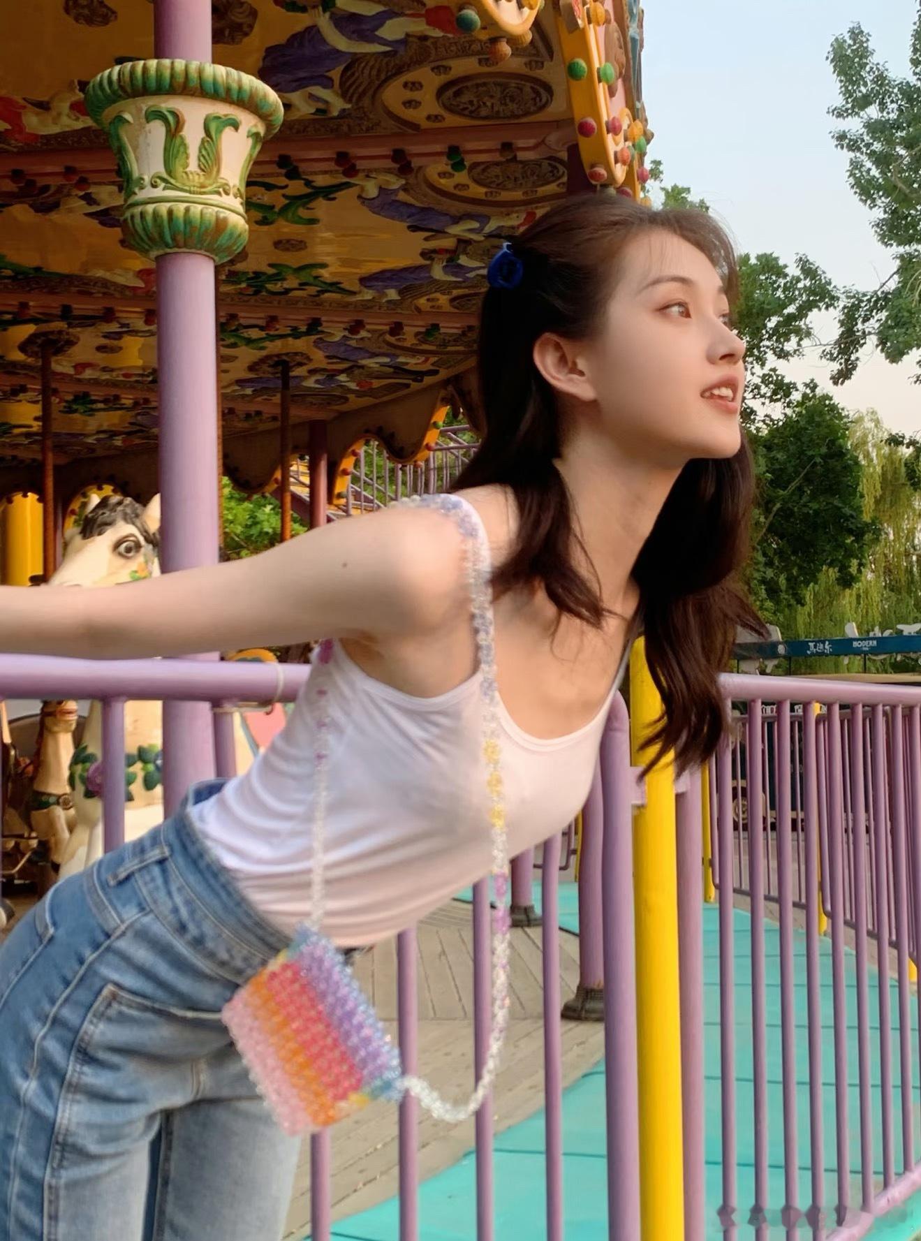 这张脸还蛮有观众缘的，清丽干净的小白花