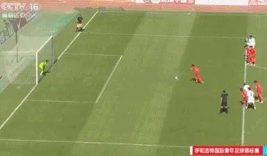 U16国足与乌兹别克斯坦的比赛最终以一记点球取胜，冀政浩自己制造点球，自己主罚打