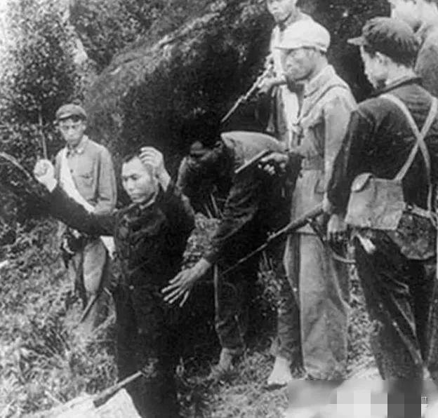 1950年，68名战斗英雄参加完表彰大会，在下火车时，却遭到200多名土匪的袭击