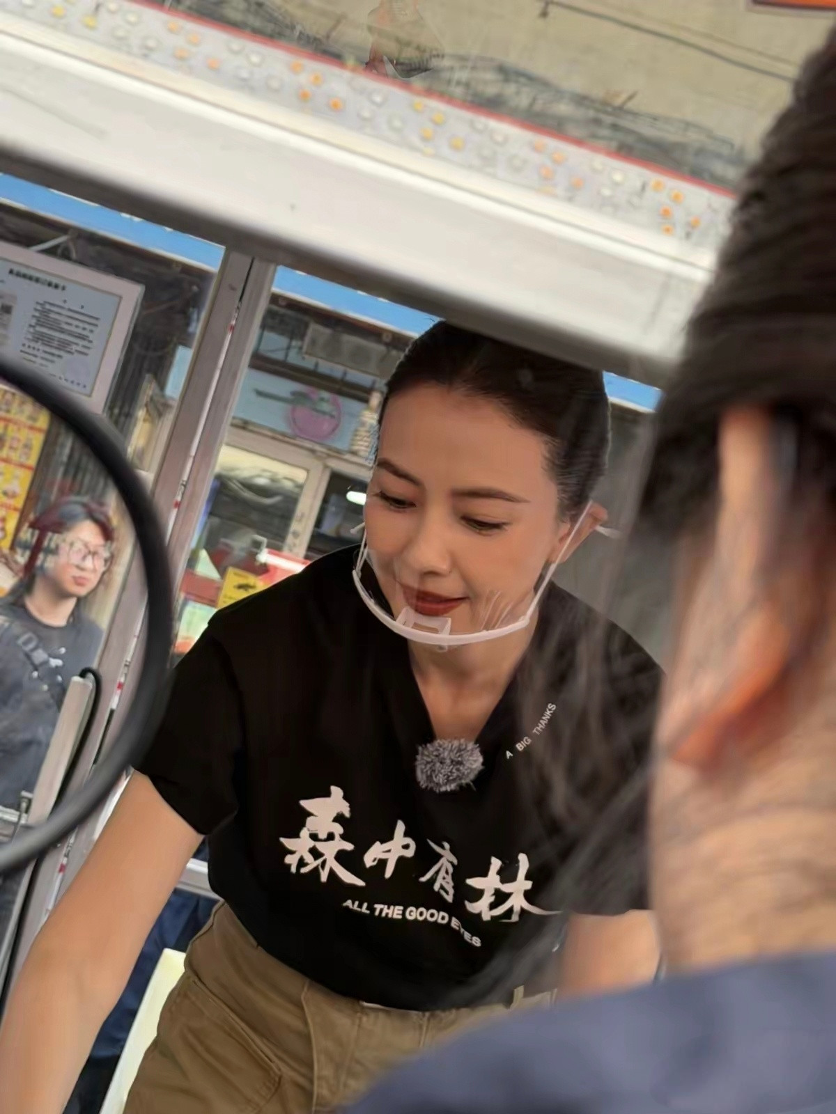 沈阳亚明市场偶遇高圆圆，纯天然美女不仅漂亮花期还长笑起来好美！