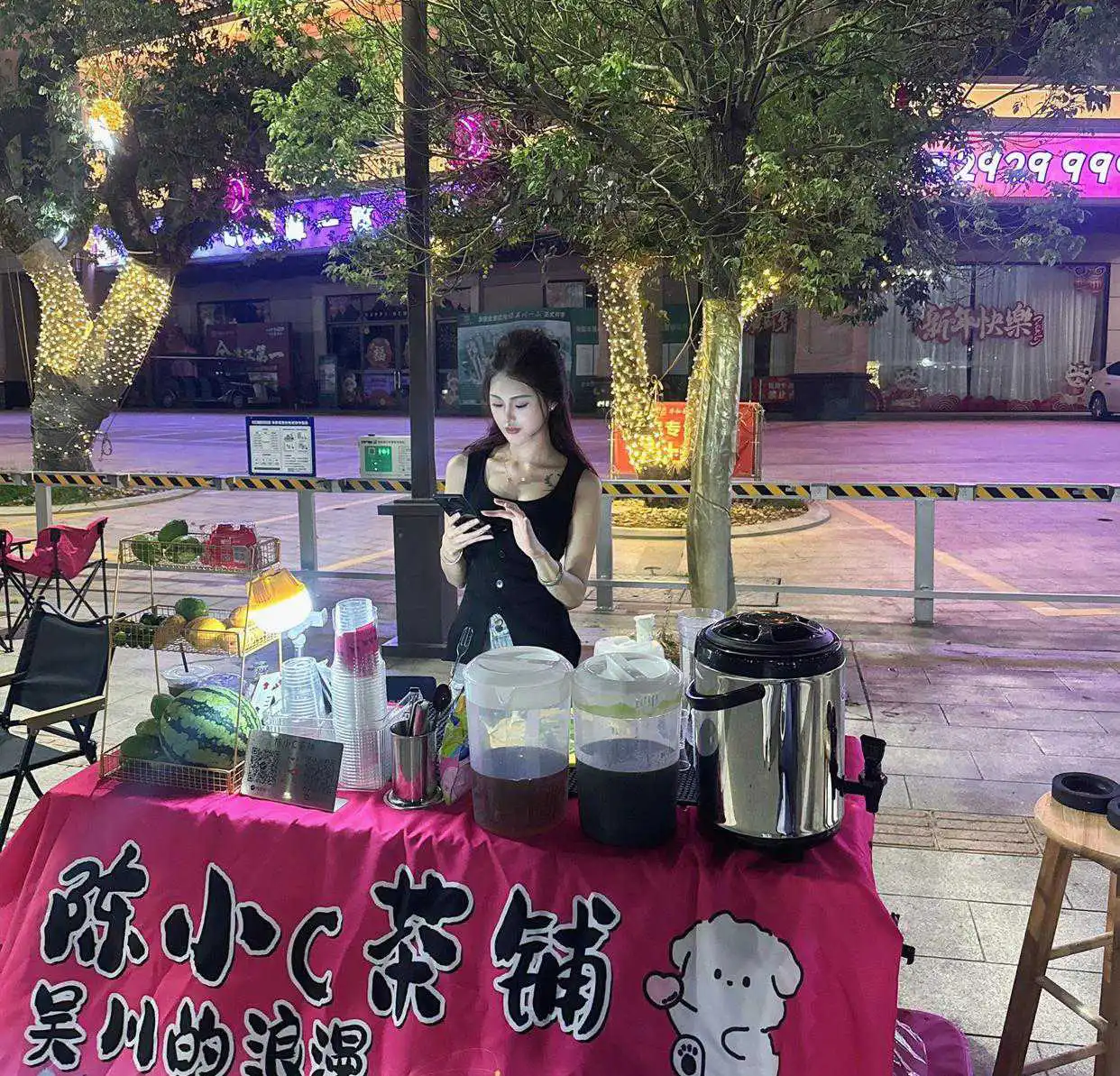 别人摆摊是为了挣钱，而我是为了等你出现
